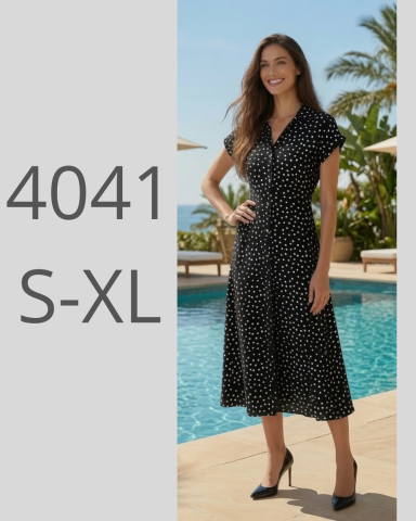 Mujer sonriente con vestido de lunares junto a una piscina, con palmeras al fondo.