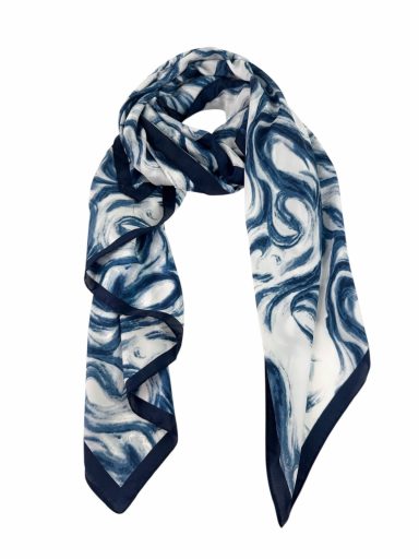 Bufanda de seda con diseño abstracto en tonos azules y blancos.