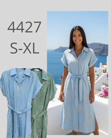 Mujer sonriente vistiendo un vestido largo azul, junto a versiones del mismo en verde y azul.