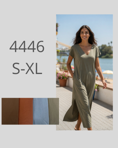 Mujer sonriente lleva un vestido largo en un entorno al aire libre. Colores de tela abajo.