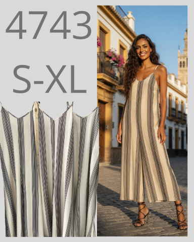 Mujer sonriente con vestido brillante en una calle con arquitectura urbana.