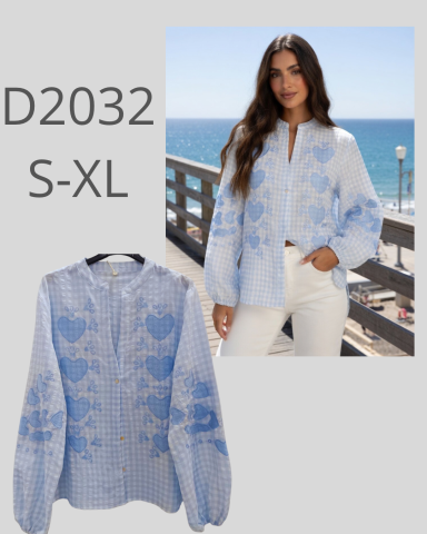 Blusa de manga larga azul con estampado floral, frente al mar. Tallas S-XL.