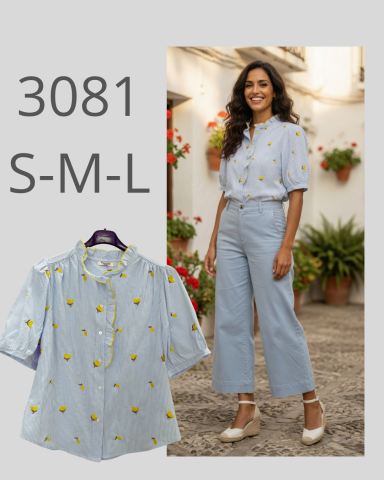 Blusa con estampado de flores y pantalones claros en un entorno exterior decorado.
