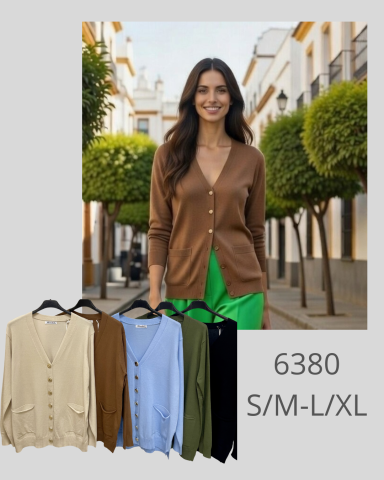 Mujer sonriente con un cardigan marrón en una calle con árboles y edificios. Varias opciones de color.