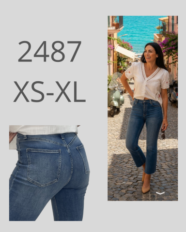 Mujer de pie en una calle con pantalones vaqueros, sosteniendo una blusa blanca.