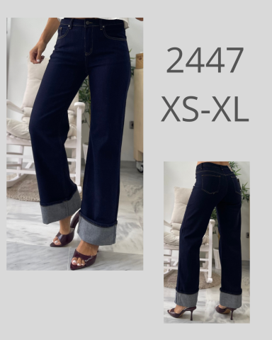 Pantalones vaqueros oscuros con dobladillo en contraste, disponibles en tallas XS a XL.