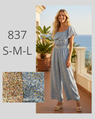 Mujer sonriente en un conjunto azul claro, fondo de mar y plantas verdes.