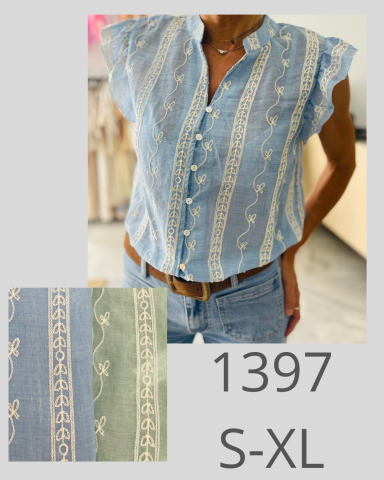 Blusa de botones en tonos azul y verde, disponible en tallas S-XL. 