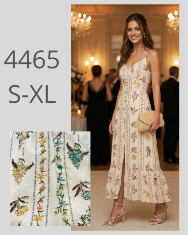 Mujer sonriente con vestido largo blanco decorado y bolso, en un evento elegante.