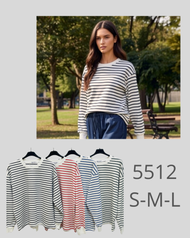 Mujer luciendo un suéter a rayas en un entorno natural, con opciones de color abajo.