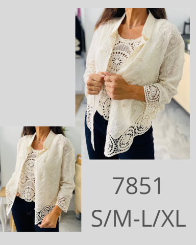 Chaqueta de encaje blanca, ajustada y con mangas largas, sobre fondo neutro. Modelo de tallas S/M-L/XL.