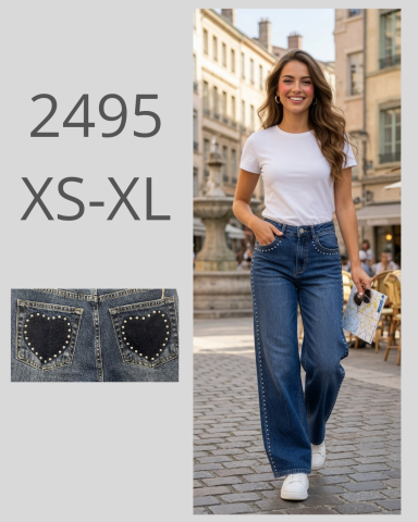 Mujer sonriente con camiseta blanca y jeans anchos caminando por una calle.