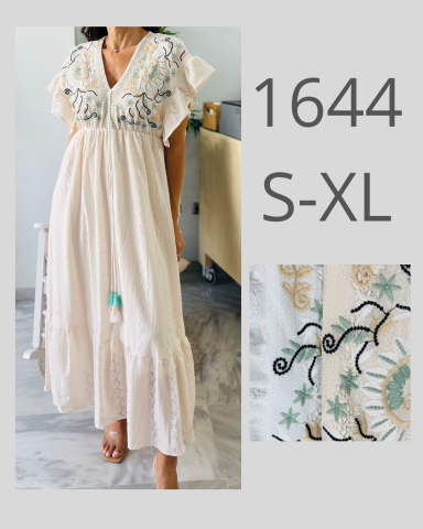 Vestido largo beige con bordados coloridos. Disponible en tallas S-XL.
