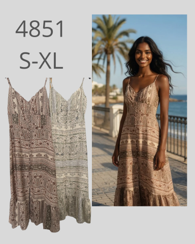 Vestido largo sin mangas en tonos claros, con detallados bordados y fondo de palmera.