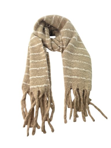 Bufanda de color beige con rayas y flecos en los extremos.