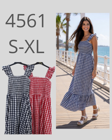Vestido largo de cuadros, disponible en rojo y azul, con tirantes y volantes. Modelo en la playa.