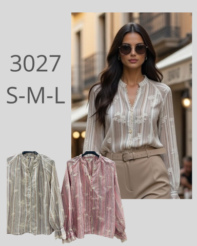 Camisa de seda con rayas, disponible en tres colores: gris, rosa y beige. Modelo luciéndola.