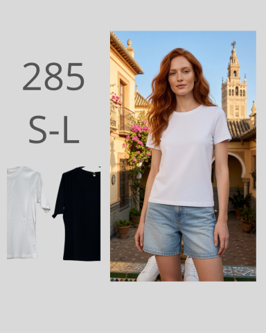 Mujer con camiseta blanca y pantalones cortos, fondo de edificio histórico y torre.