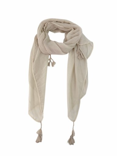 Bufanda clara con pompones en los extremos.