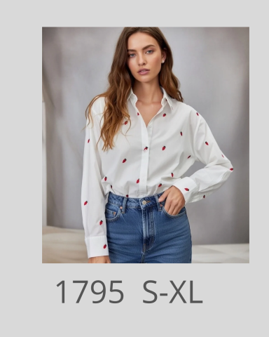 Camisa blanca con estampado de flores rojas, acompañada de jeans. Talles S-L.