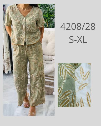 Conjunto de ropa de mujer en tonos beige con estampado de hojas. Tallas S-XL.