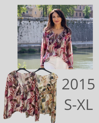 Mujer con blusa colorida y pantalones blancos, fondo de río y edificios. Tamaños S-XL disponibles.