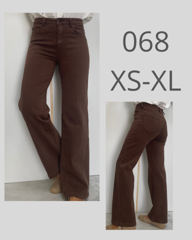 Pantalones marrones de corte acampanado, disponibles en tallas XS a XL.