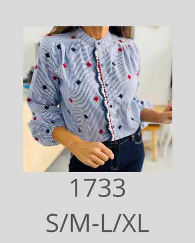 Blusa de manga larga con estampado de flores en tonos rojo y negro, fondo azul.