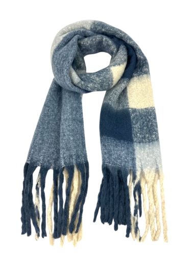 Bufanda de lana en tonos azules y crema, con flecos en los extremos.