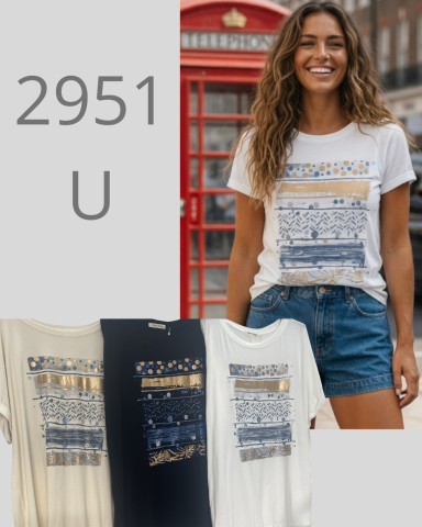 Mujer sonriente con camiseta blanca y pantalones cortos, junto a una cabina telefónica roja.