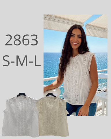 Mujer sonriente con top claro frente al mar, muestra tallas S-M-L y dos colores disponibles.