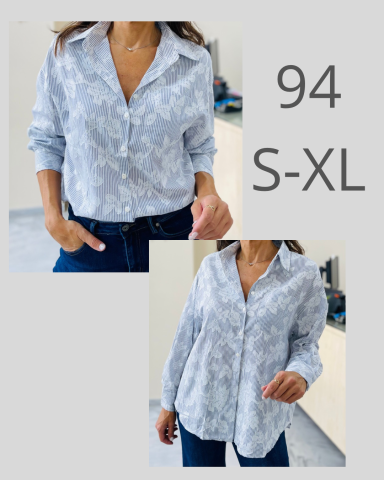 Camisa con estampado en tonos azul y blanco, disponible en tallas S a XL.