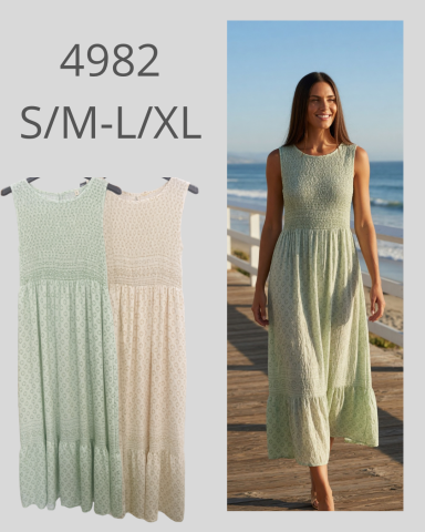 Vestido largo en tonos verde y crema, modelo 4982, con una mujer posando frente al mar.