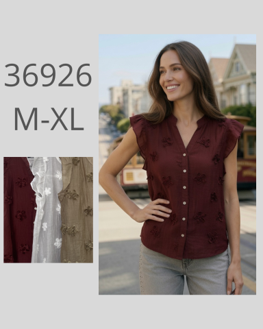 Blusa sin mangas burdeos con botones y detalles florales, modelo en un entorno exterior.