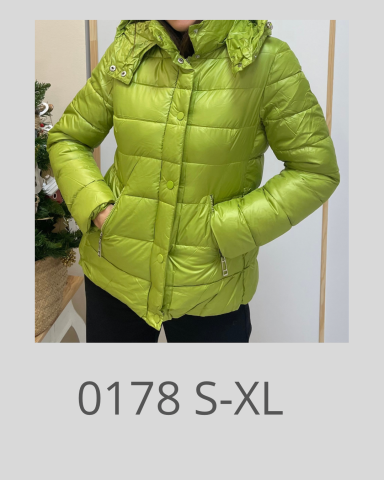 Chaqueta acolchada verde lima, con capucha y cierre frontal. Tallas S-XL.
