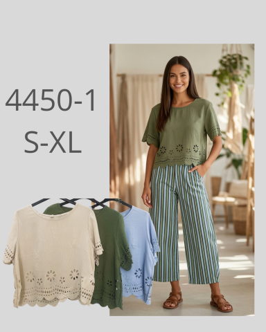 Mujer con blusa verde y pantalones rayados en un ambiente interior luminoso.