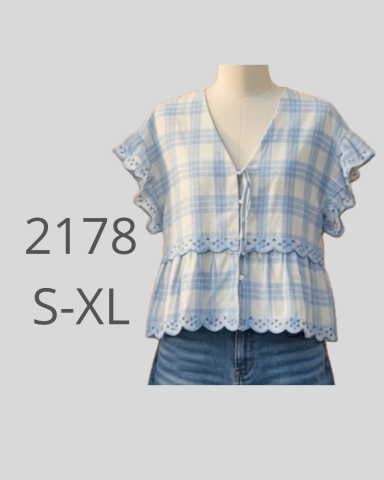 Blusa de cuadros azul claro con volantes y detalle de encaje, disponible en tallas S-XL.