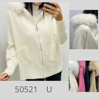 Chaqueta blanca con capucha de pelo y bolsillos, presentada junto a opciones de color.