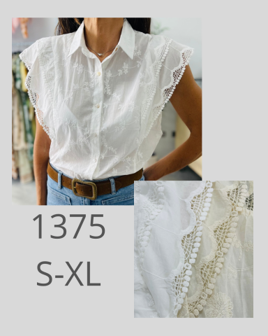 Camisa blanca con mangas fruncidas y detalles de encaje, disponible en tallas S-XL.