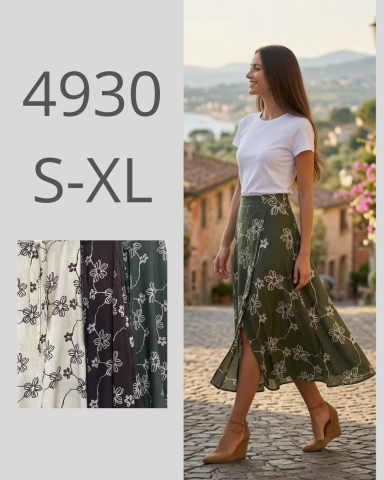 Mujer caminando con falda larga y blusa blanca, fondo de paisaje urbano.