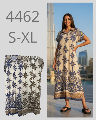 Vestido largo con estampado azul y blanco, modelo en la ciudad vistiendo la prenda.