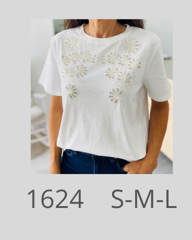 Camiseta blanca con detalles decorativos en el pecho, talla S-M-L.