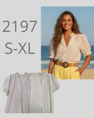 Mujer sonriente con blusa de rayas y pantalones amarillos, fondo playero.