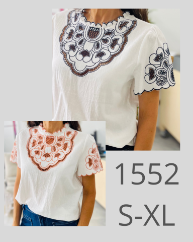 Blusa blanca con detalles bordados en el cuello y mangas, disponible en tallas S-XL.