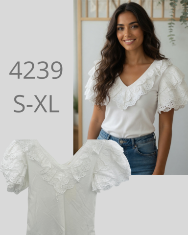 Mujer sonriendo con blusa blanca de volantes y jeans, modelo 4239 S-XL.