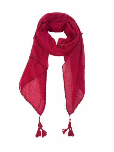 Pañuelo rojo con borlas en los extremos, confeccionado en tela ligera.