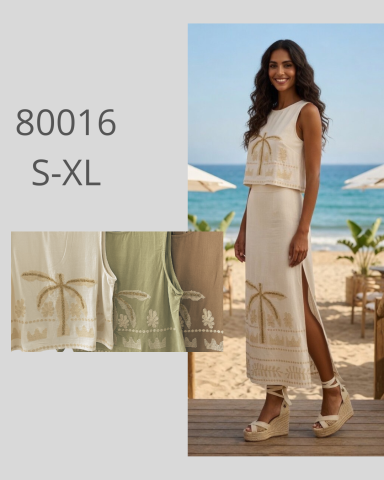 Mujer sonriente con vestido claro junto a la playa y palmeras de fondo.