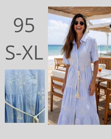 Modelo femenina con vestido azul claro en un entorno playero y soleado.