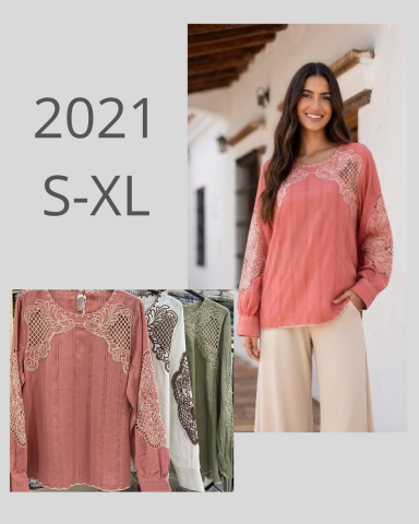 Mujer con blusa roja y pantalones, mostrando opciones de ropa en tallas S-XL.