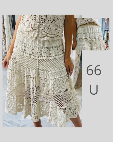 Vestido de encaje blanco con diseños de flores y mangas cortas. Talla 66 U.